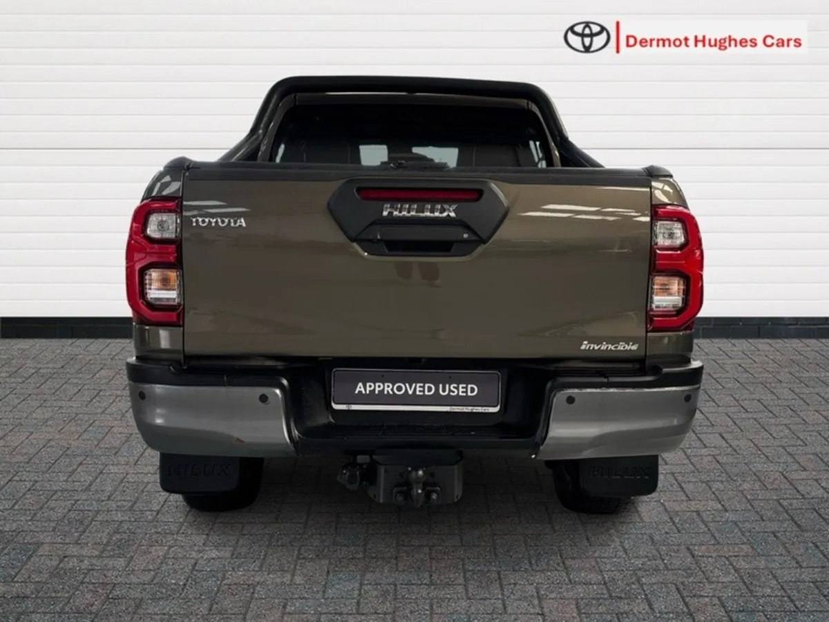 Toyota Hilux 2.8 INVINCIBLE AUTO 4DR - Image 4