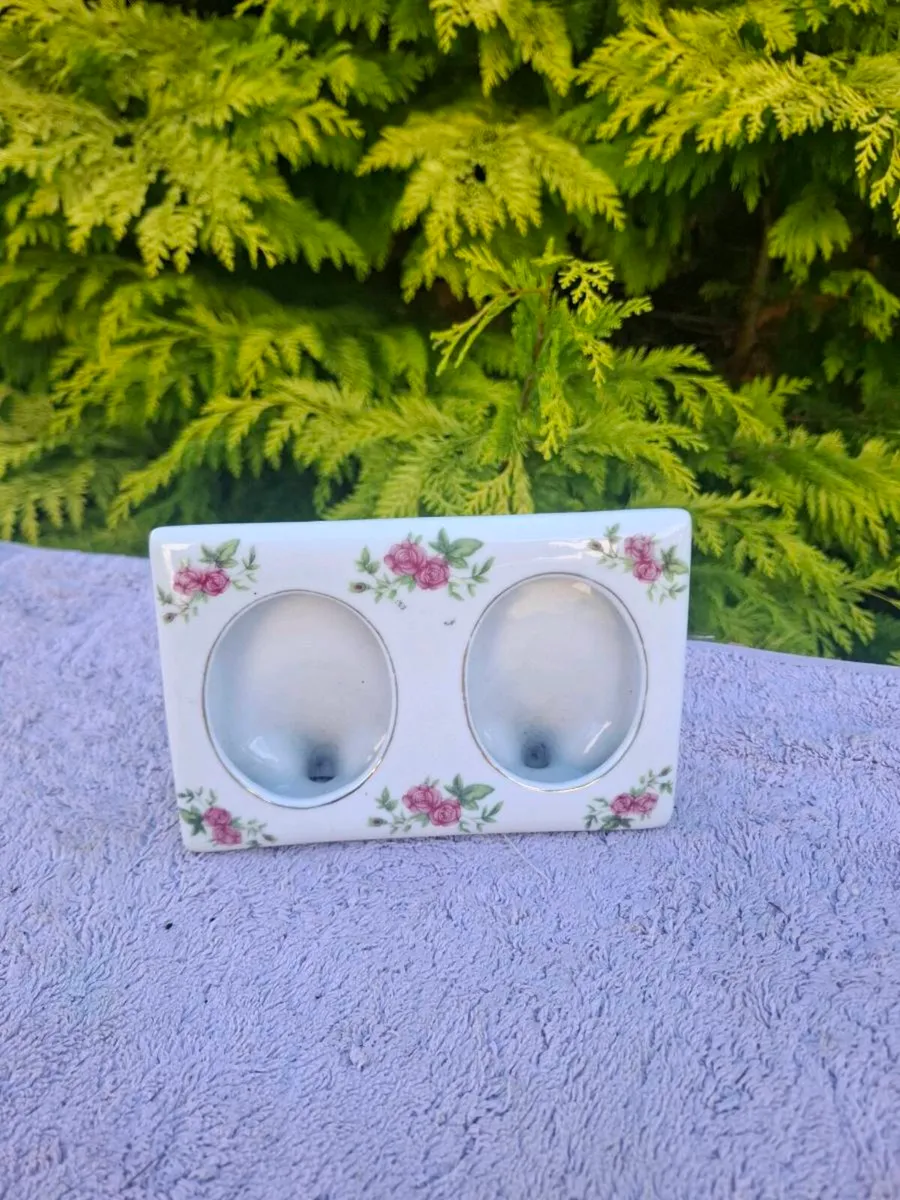 Porcelain roses frame - Image 1