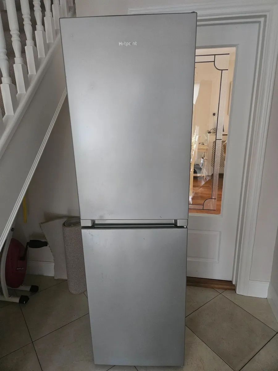 Hotpoint freestanding frost free fridge feeezer - Image 2