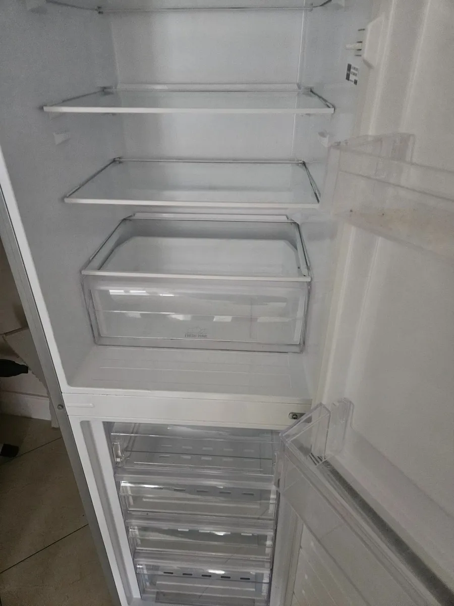 Hotpoint freestanding frost free fridge feeezer - Image 3