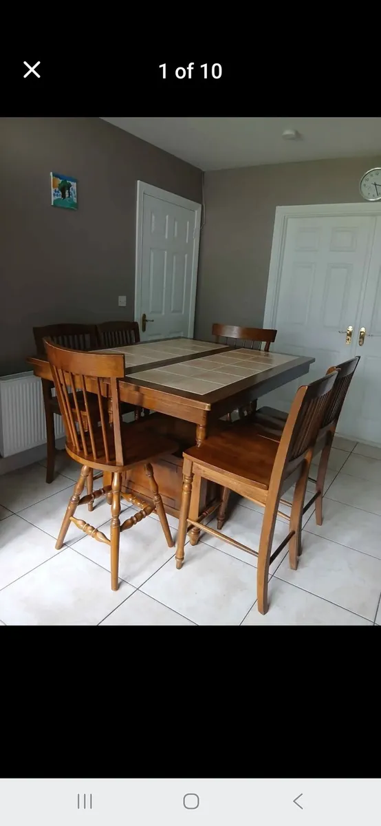 Table and chairs - Image 1