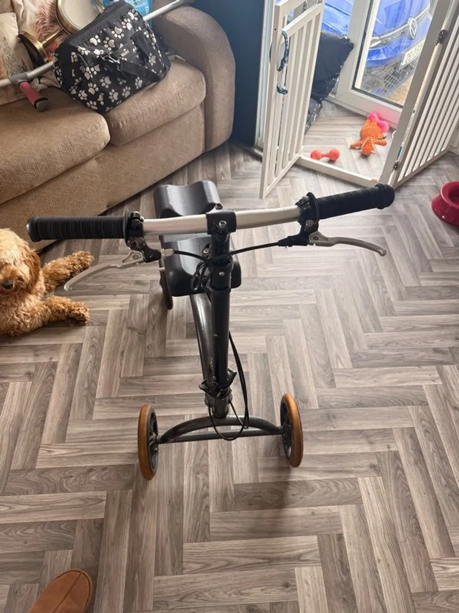 knee scooter - Image 3