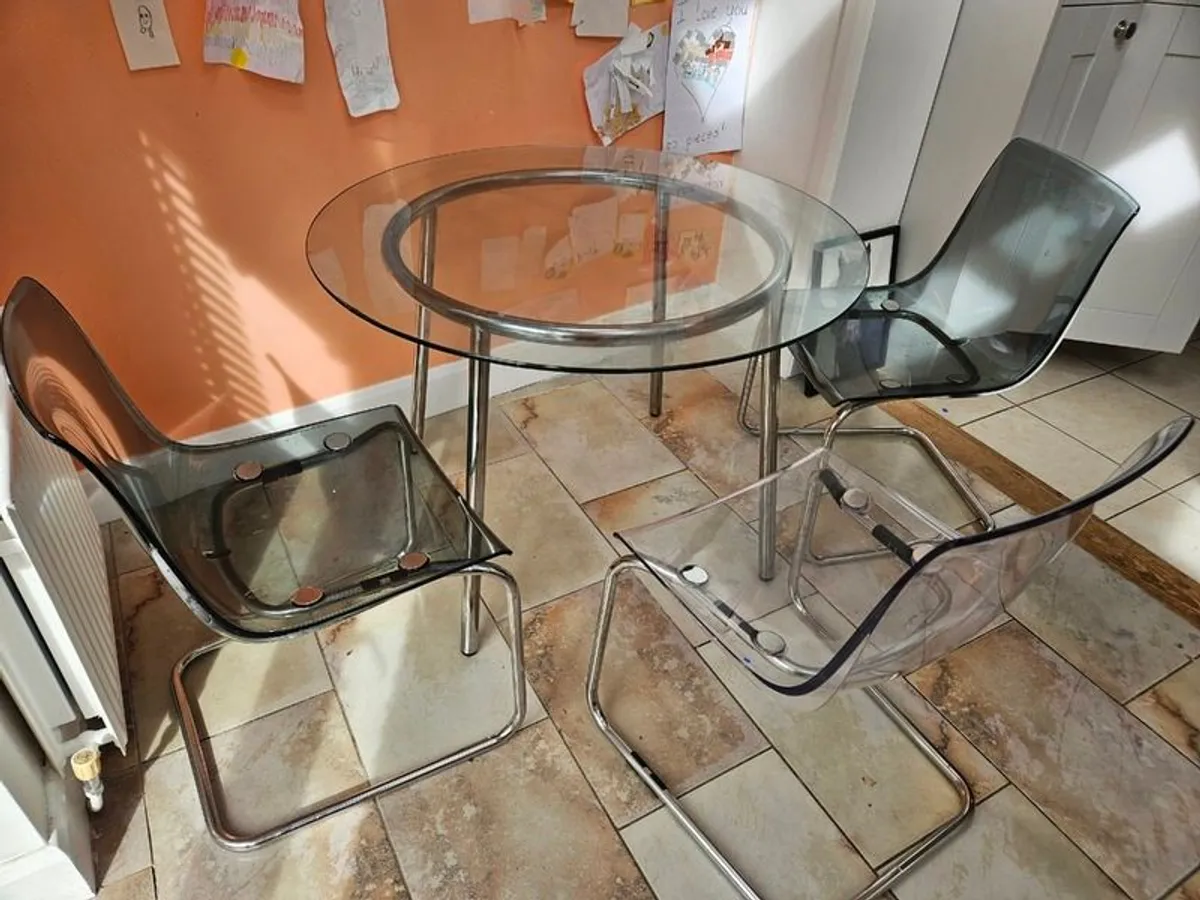 Round glass table - Image 1