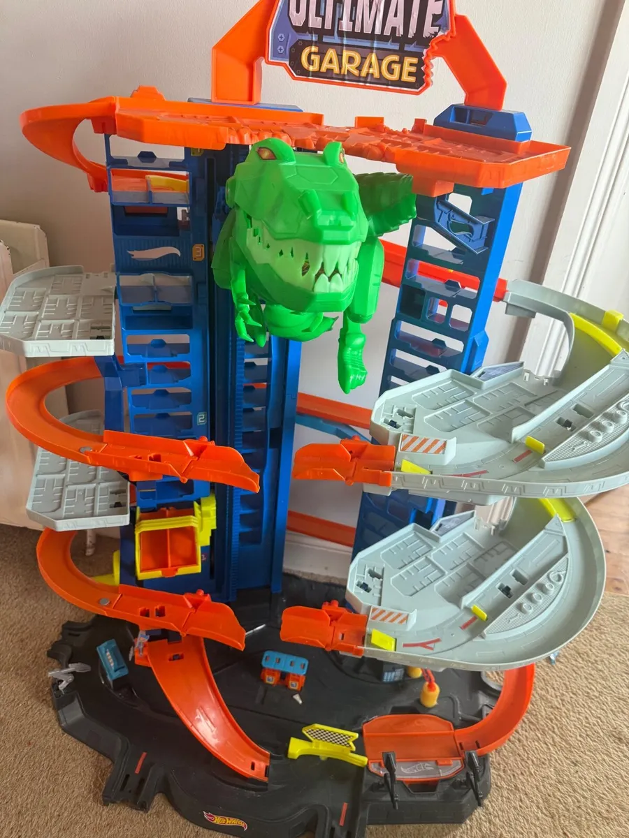 Hot Wheels Ultimate Dino Garage - Image 1