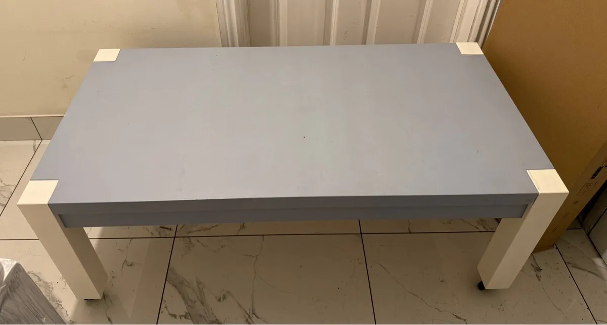 Coffee table on wheels - Image 1