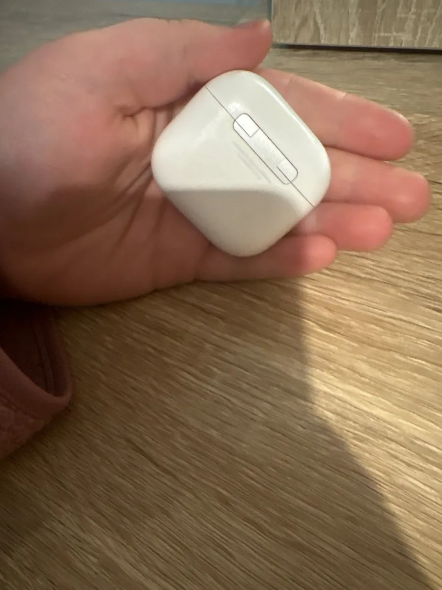 AirPod 4s - Image 2