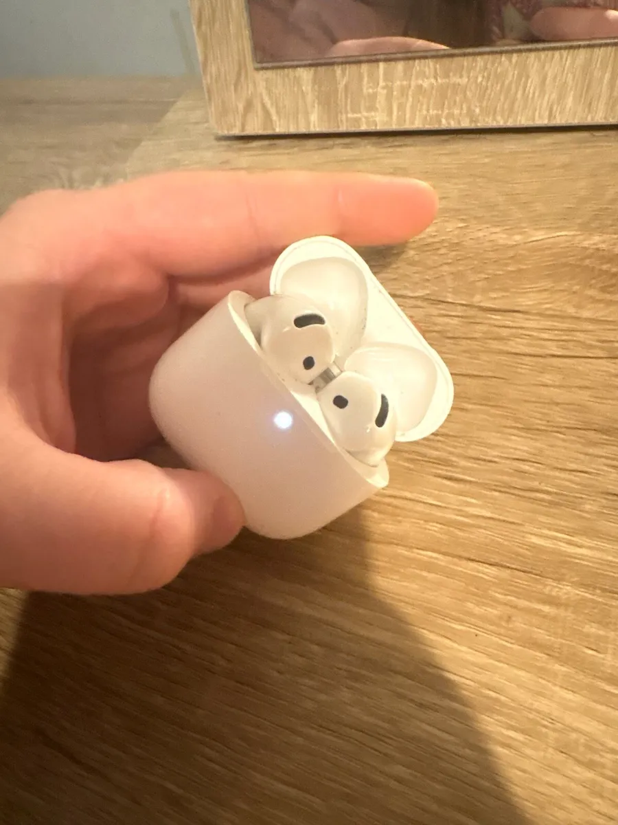AirPod 4s - Image 3