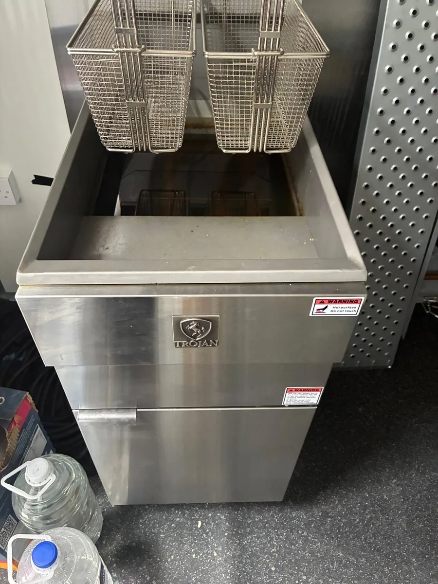 4 burner  gas fryer - used only a week - Image 1