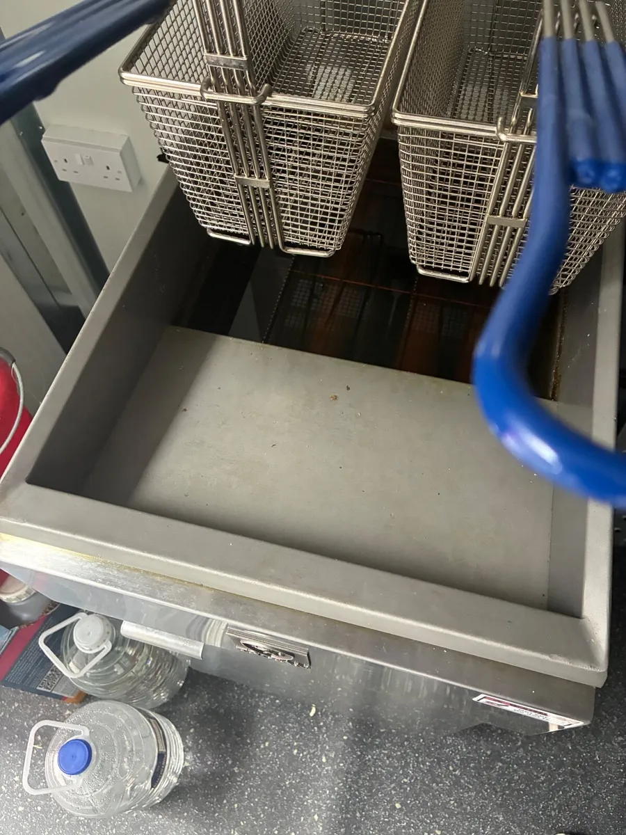 4 burner  gas fryer - used only a week - Image 3
