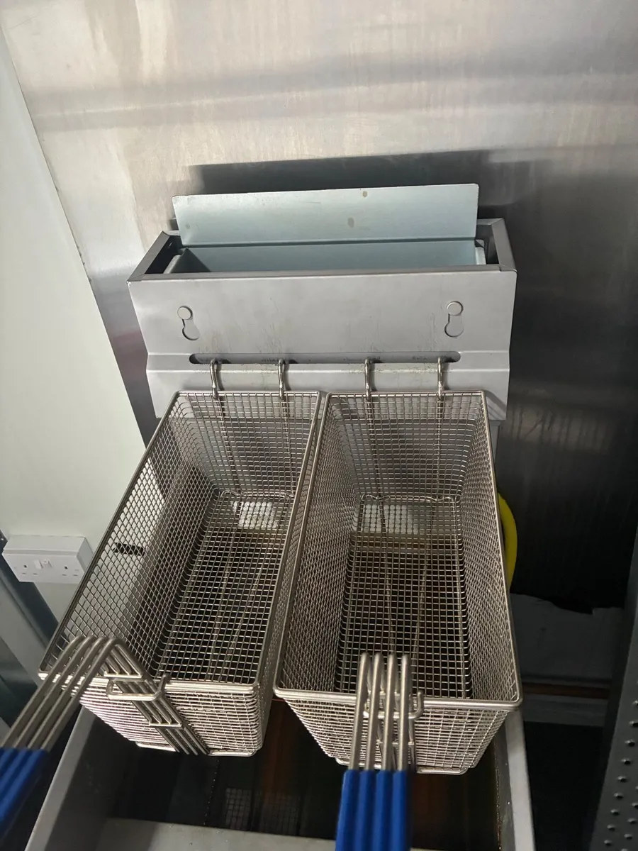 4 burner  gas fryer - used only a week - Image 4