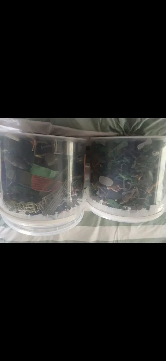 Army toy  soldiers etc in two tubs - Image 1