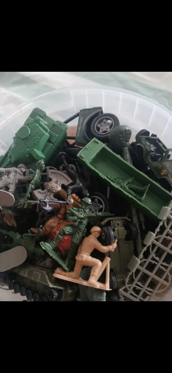 Army toy  soldiers etc in two tubs - Image 3