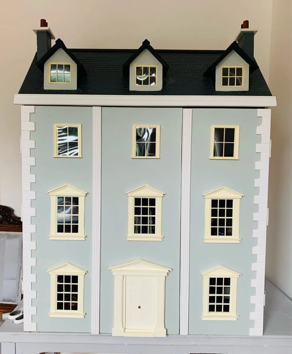 Georgian style dolls house - Image 1
