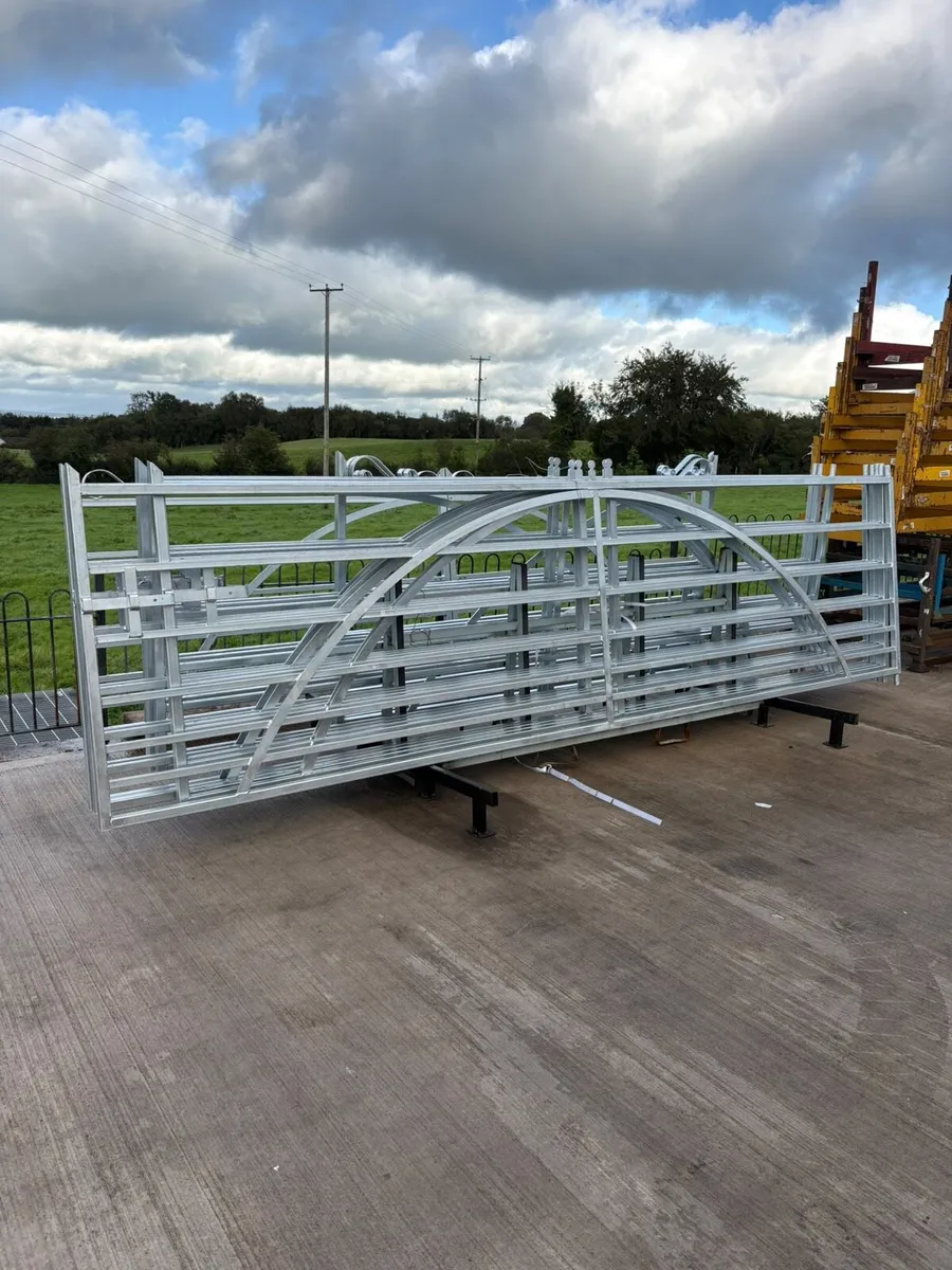 Stillages gate estate railing - Image 4
