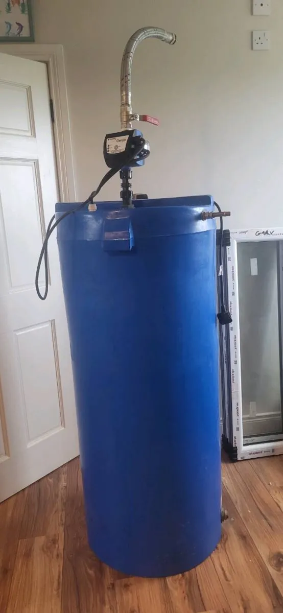 Water booster pump and tank - Image 1