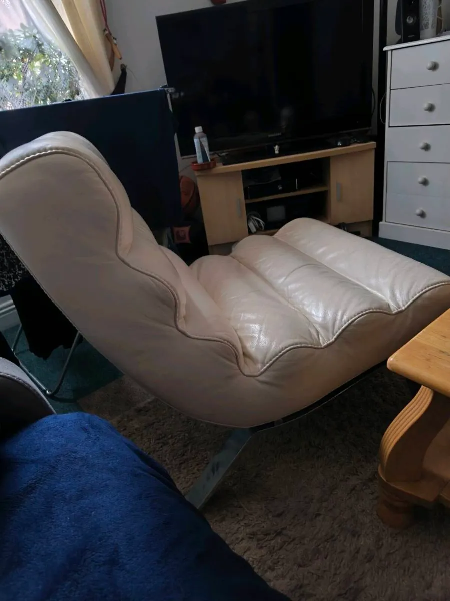 Cream leather armchair with solid base - Image 2