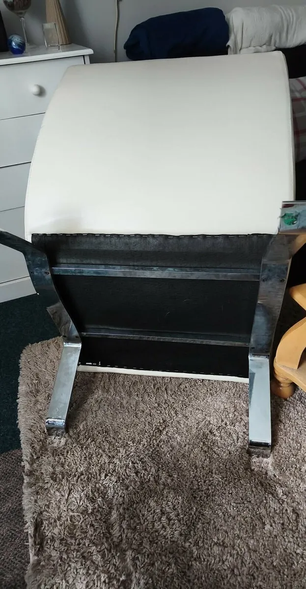 Cream leather armchair with solid base - Image 3