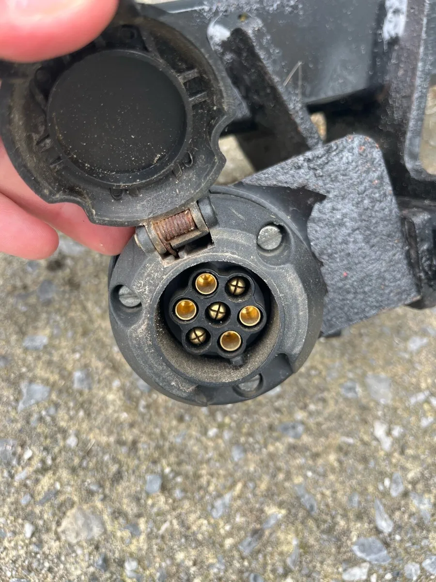 Tow bar and hitch - Image 1