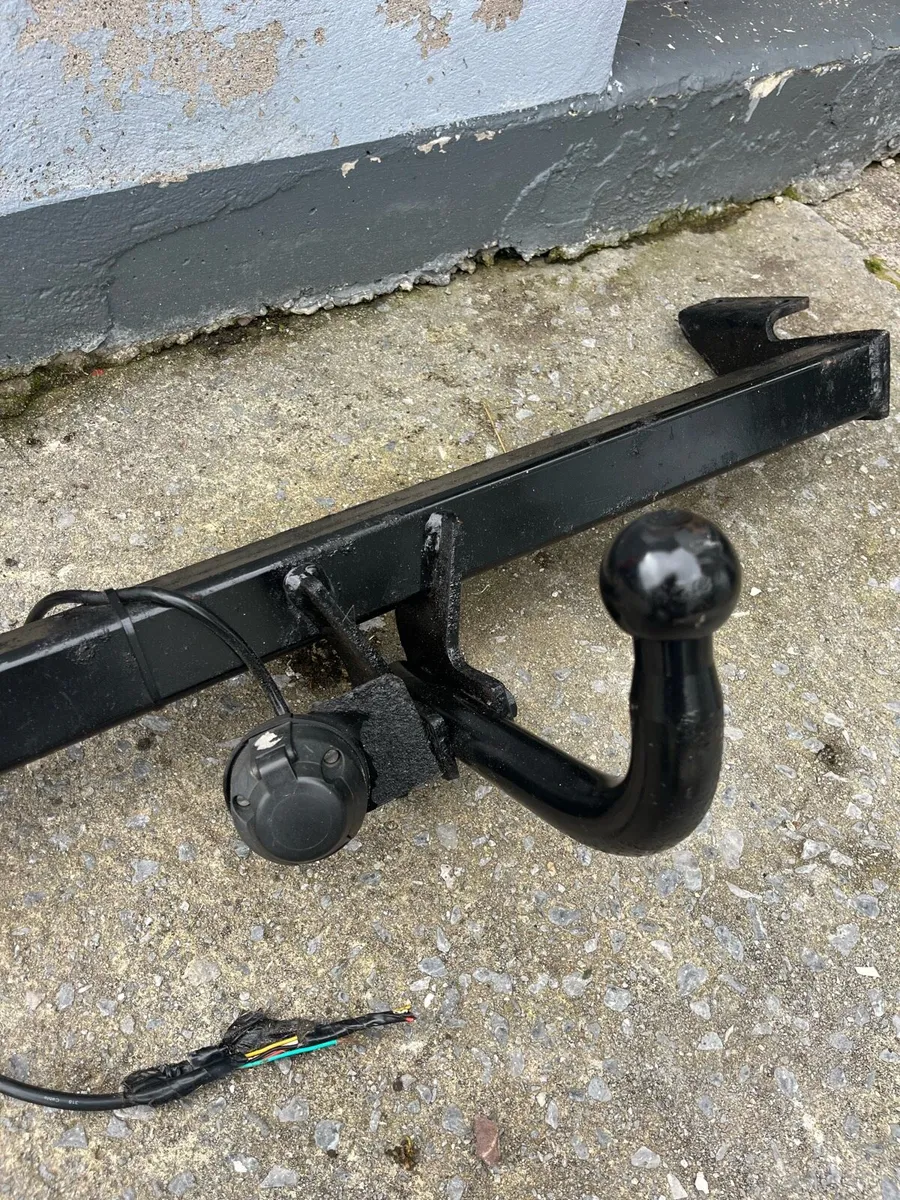 Tow bar and hitch - Image 2