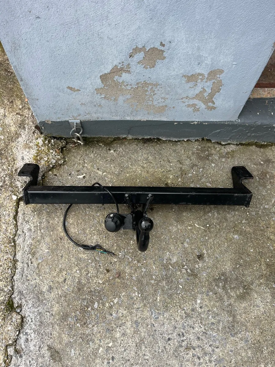 Tow bar and hitch - Image 3