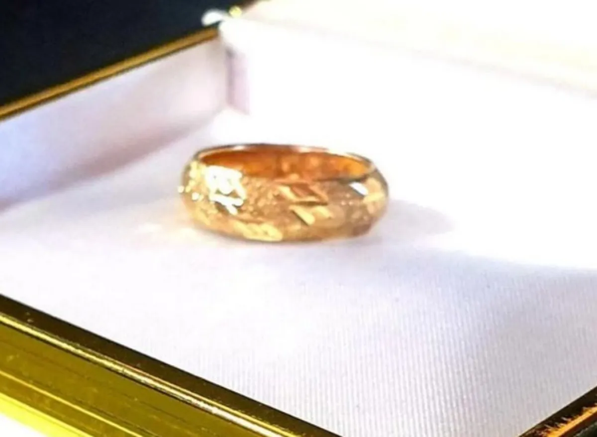 Vintage Hallmarked 9ct Gold Wedding Ring - Image 2