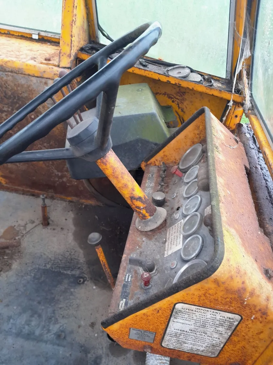 Massey 50b  11-4 digger - Image 3