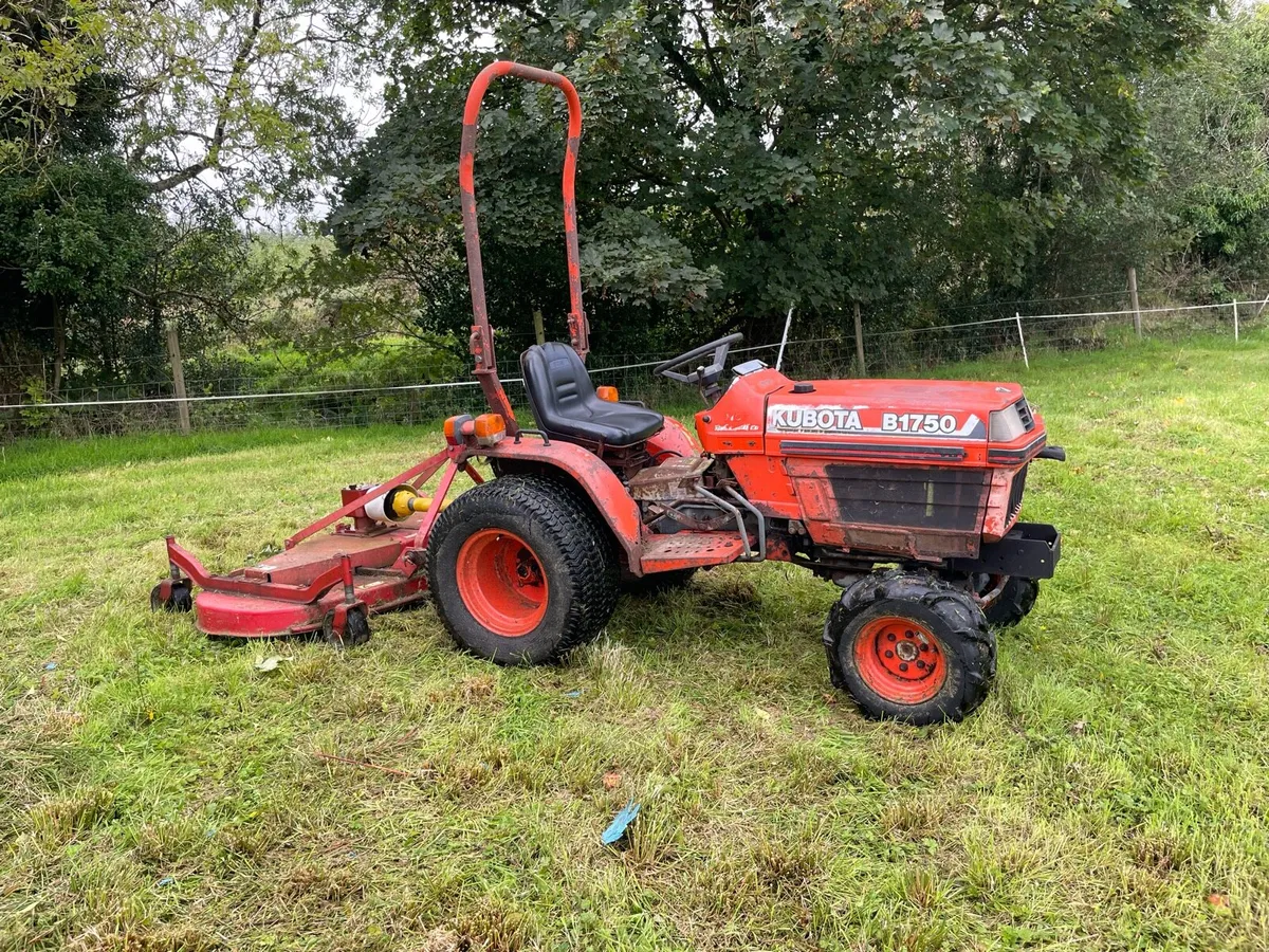 Kubota Compact Tractor with finishing mower - Image 2