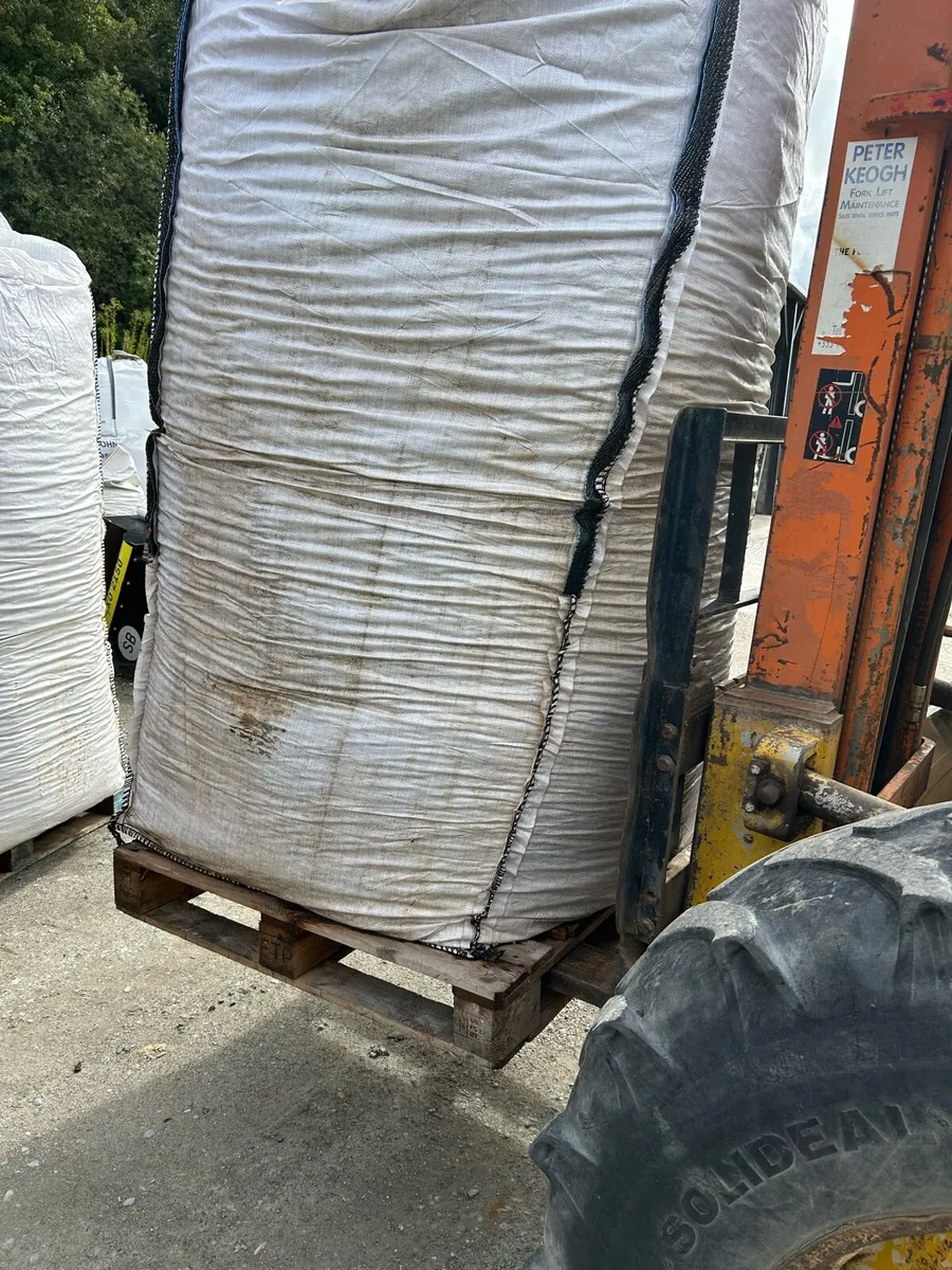 Rough terrain forklift - Image 3