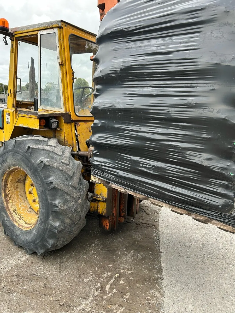 Rough terrain forklift - Image 1