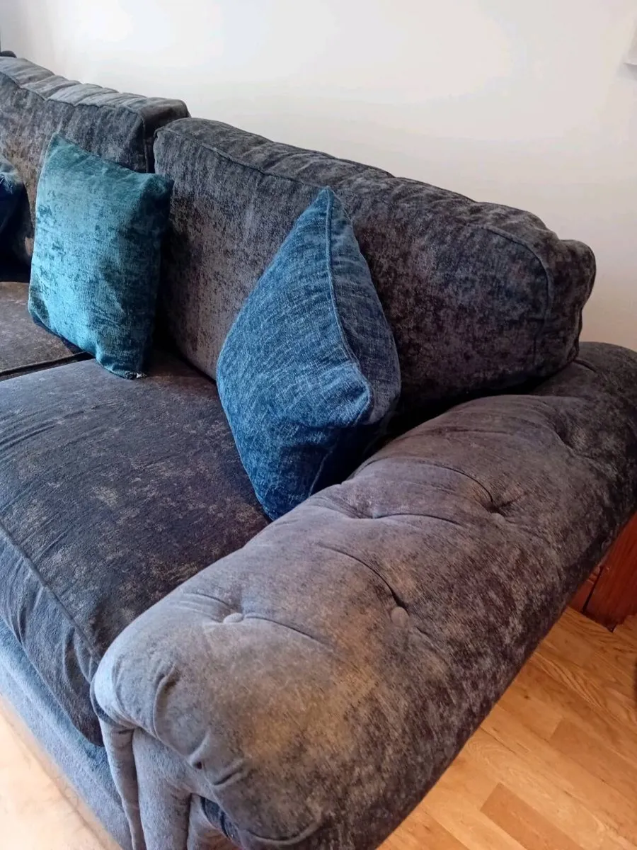 3 SEATER SOFA - Image 2