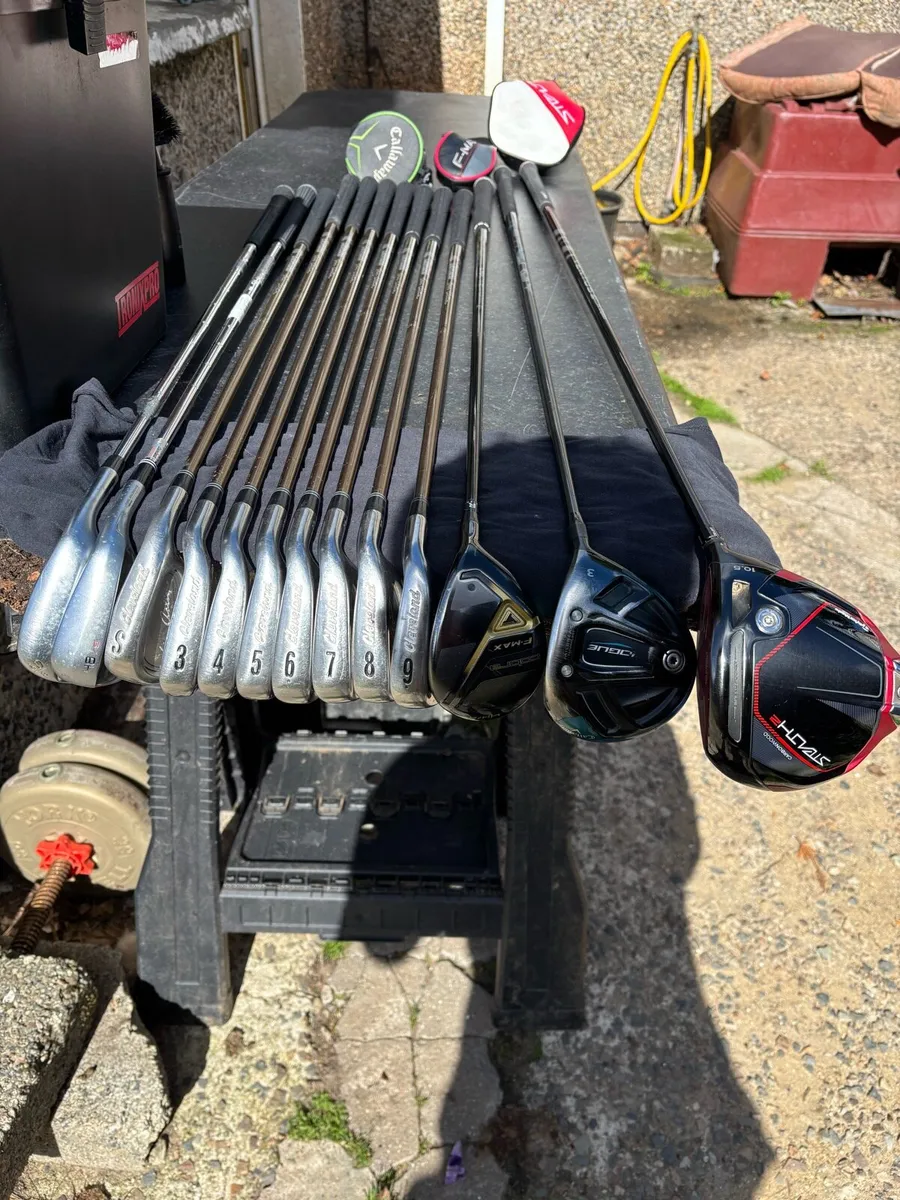 Titleist golf bag and clubs - Image 1