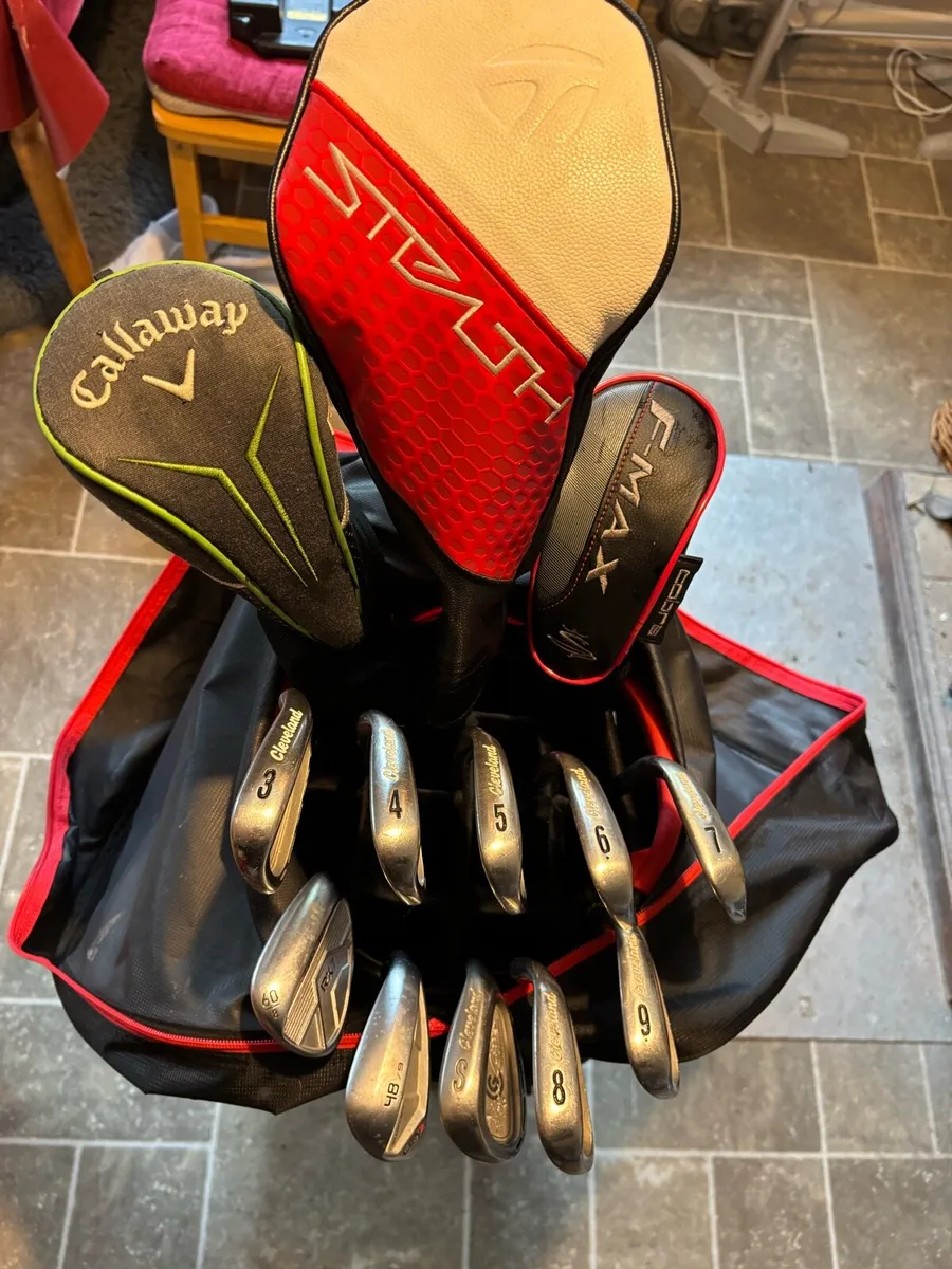 Titleist golf bag and clubs - Image 1