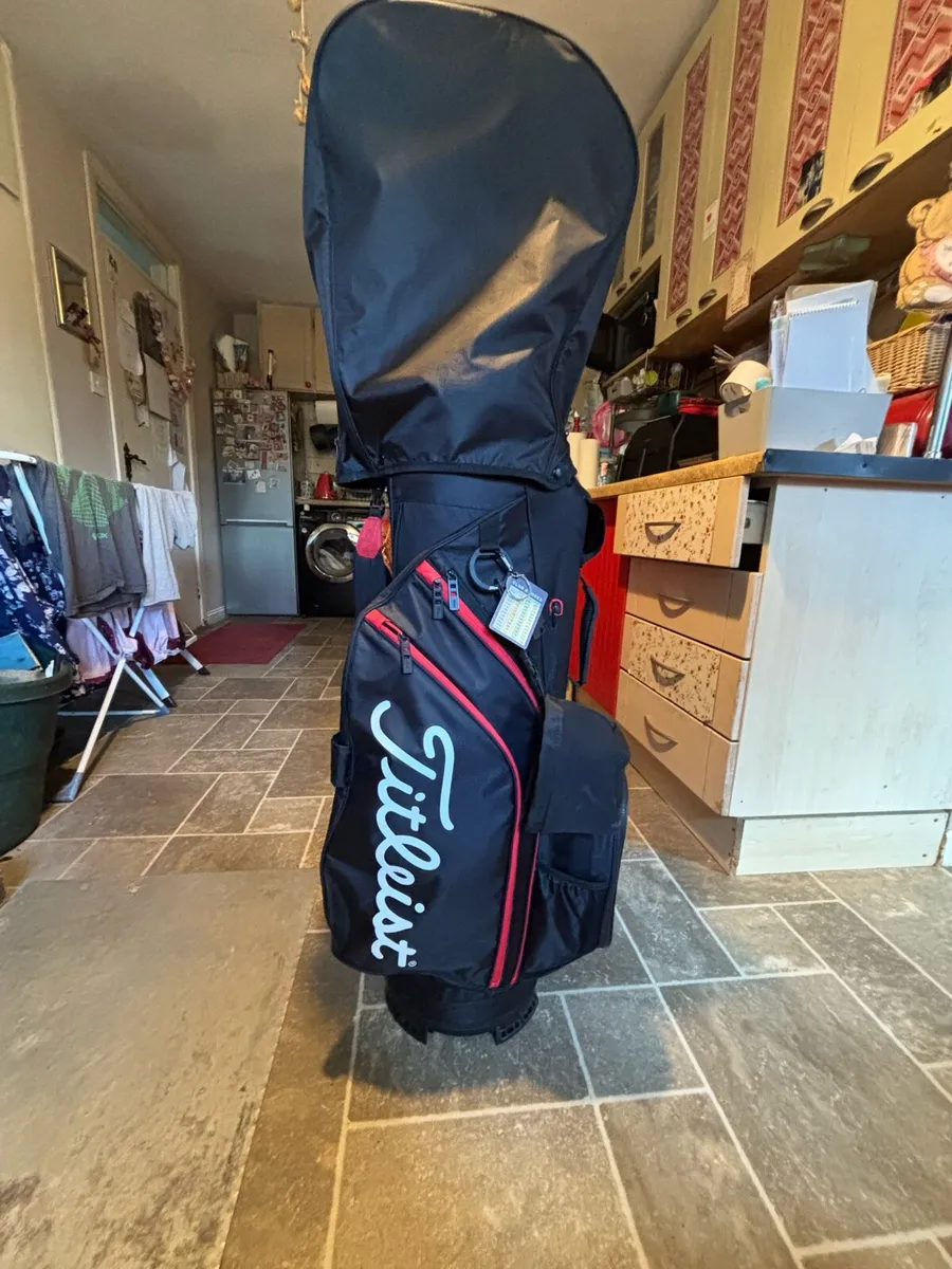 Titleist golf bag and clubs - Image 2
