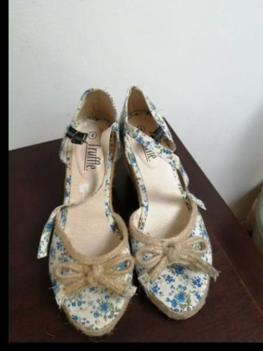 TRUFFLE wedge sandals with lovely blue flowers
Siz - Image 1