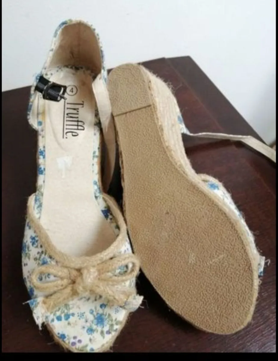 TRUFFLE wedge sandals with lovely blue flowers
Siz - Image 2