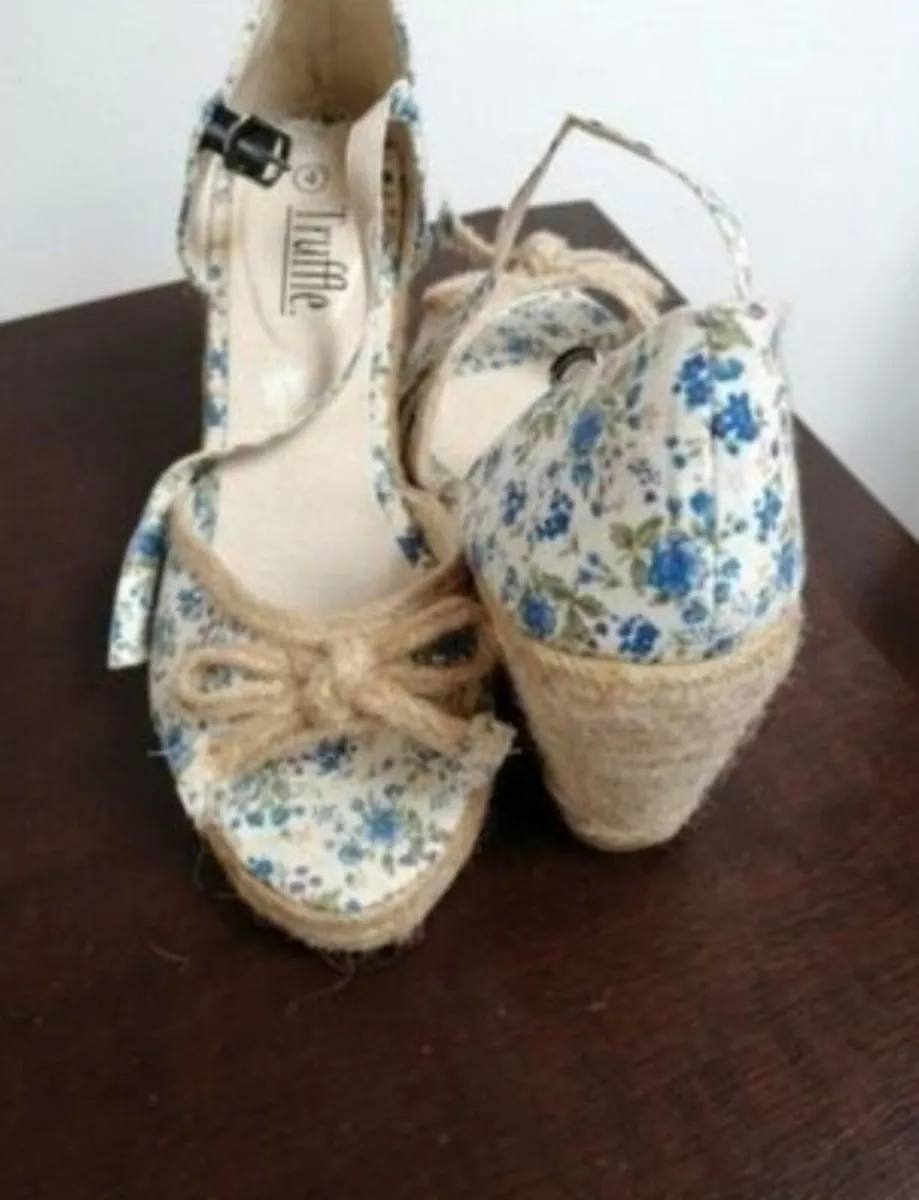 TRUFFLE wedge sandals with lovely blue flowers
Siz - Image 3