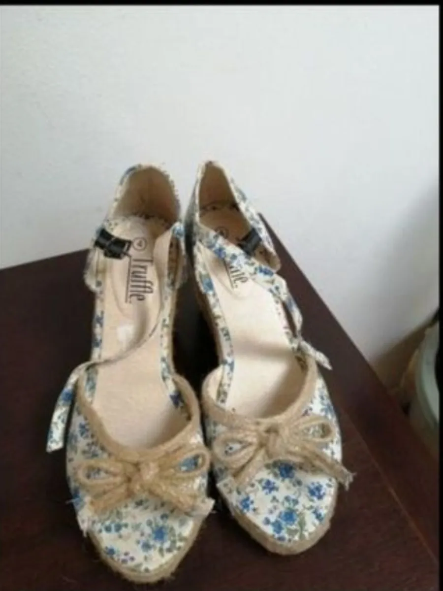 TRUFFLE wedge sandals with lovely blue flowers
Siz - Image 4