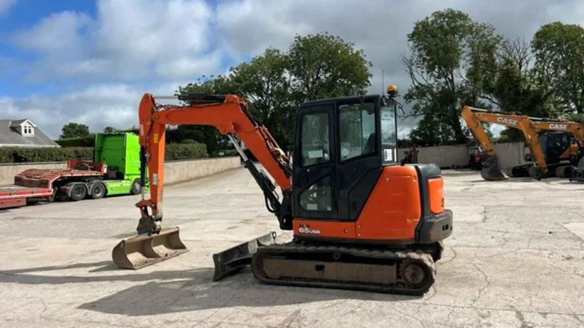 2019 Hitachi ZX 65 USB - Image 1