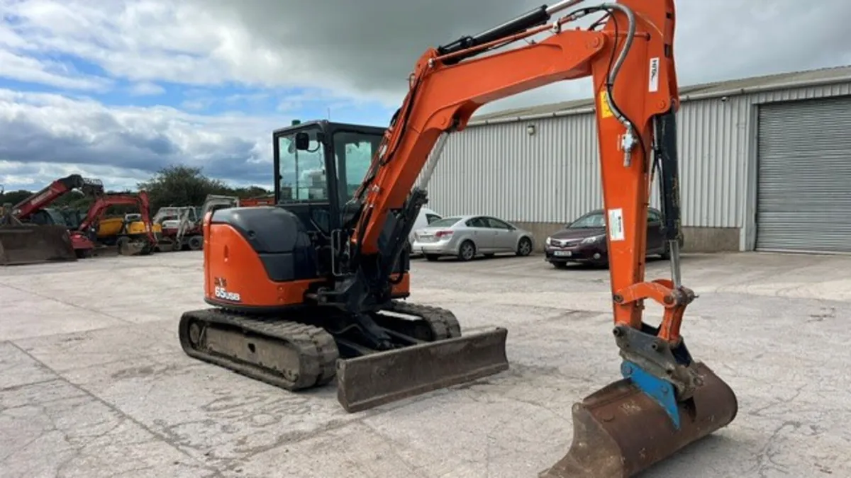 2019 Hitachi ZX 65 USB - Image 4
