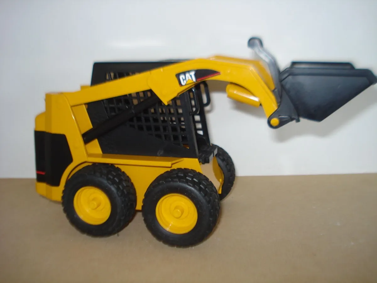 BRUDER CAT SKID STEER LOADER.  1/16 SCALE. - Image 2