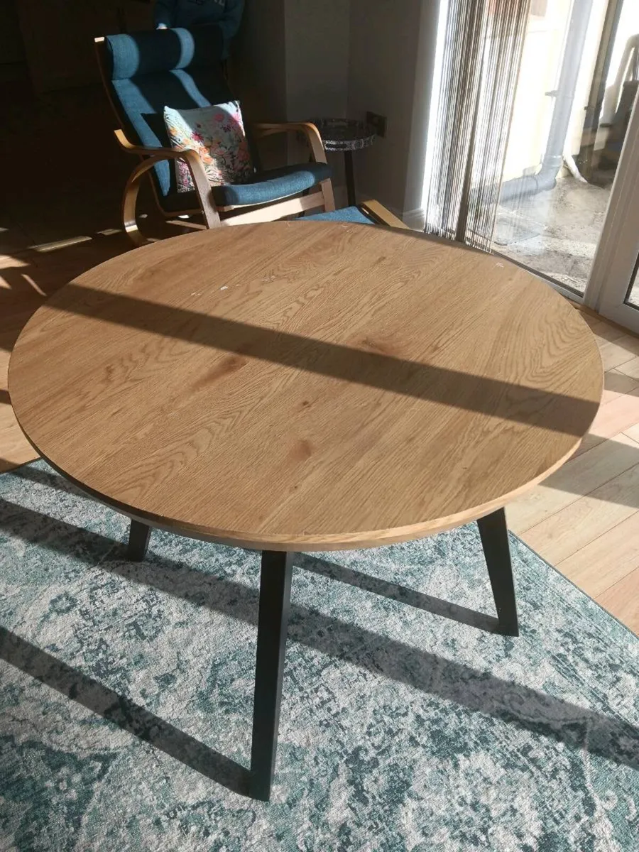 Round dining table - Image 1