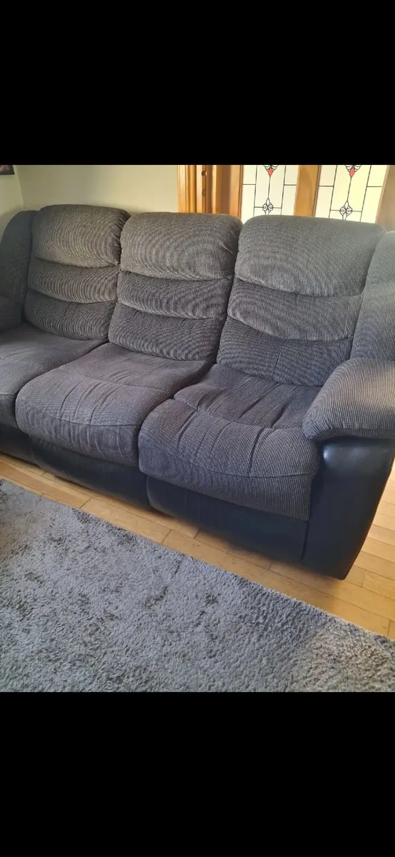 Recliner couch and 2 Recliner Armchairs - Image 1