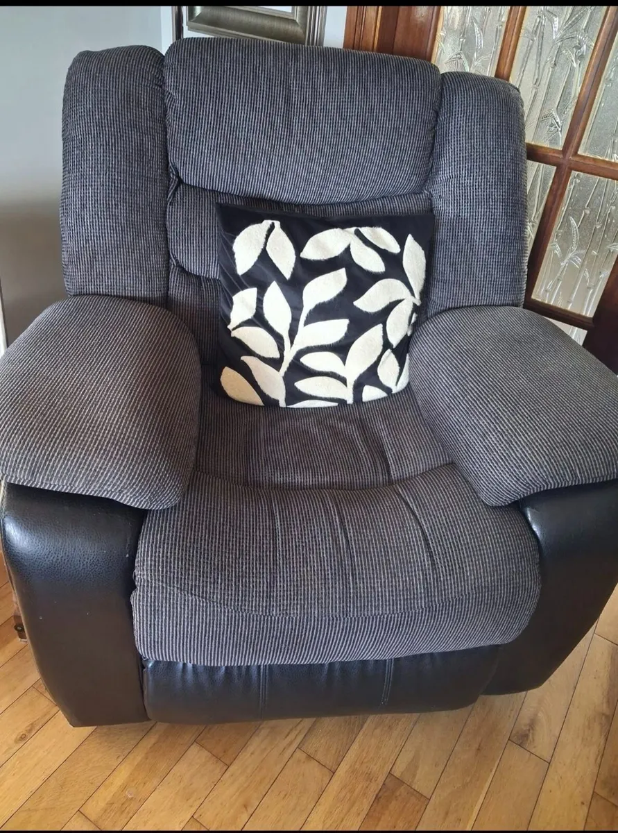 Recliner couch and 2 Recliner Armchairs - Image 2