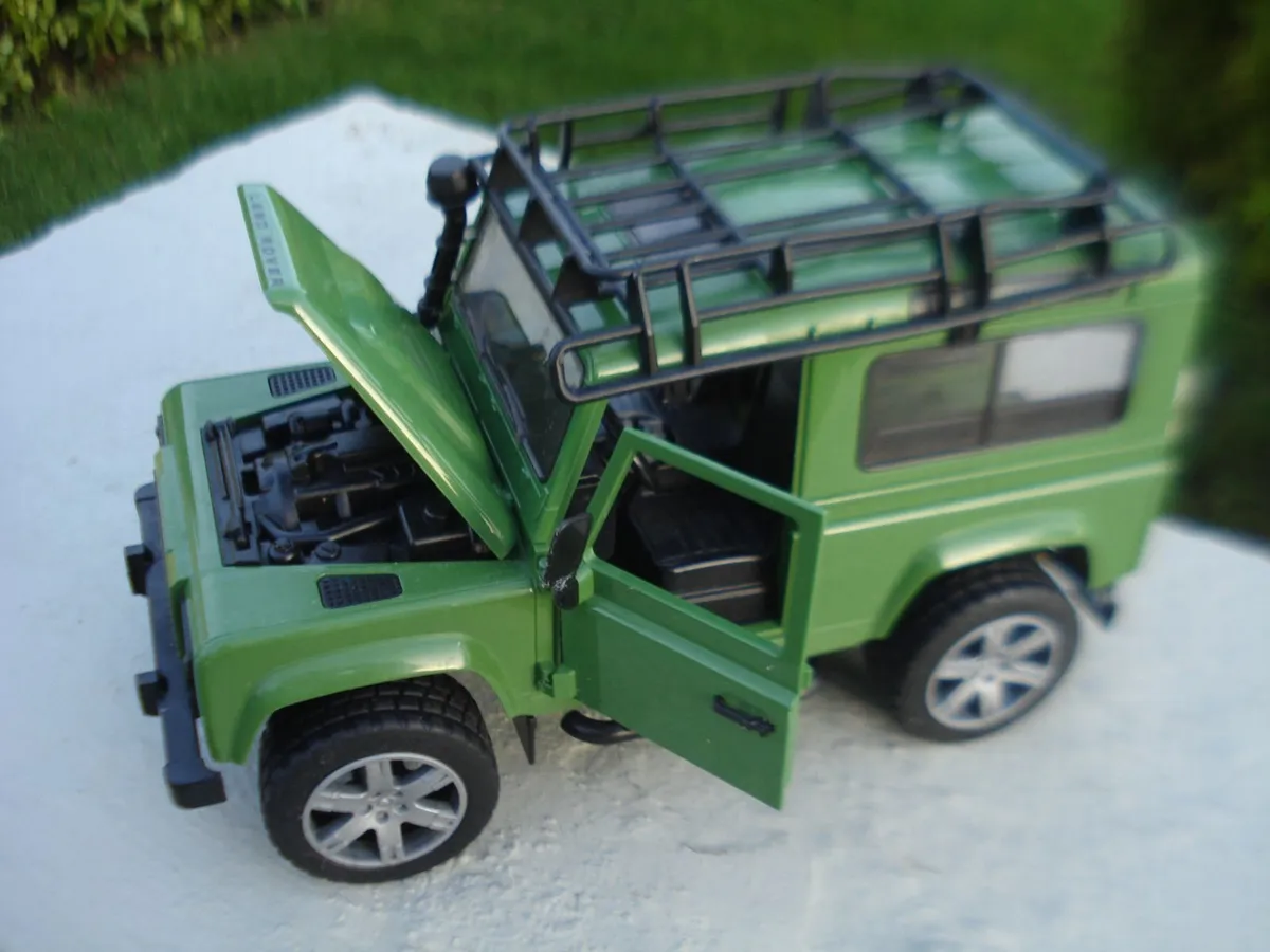 BRUDER LARGE LAND ROVER DEFENDER. 1/16 SCALE. - Image 2