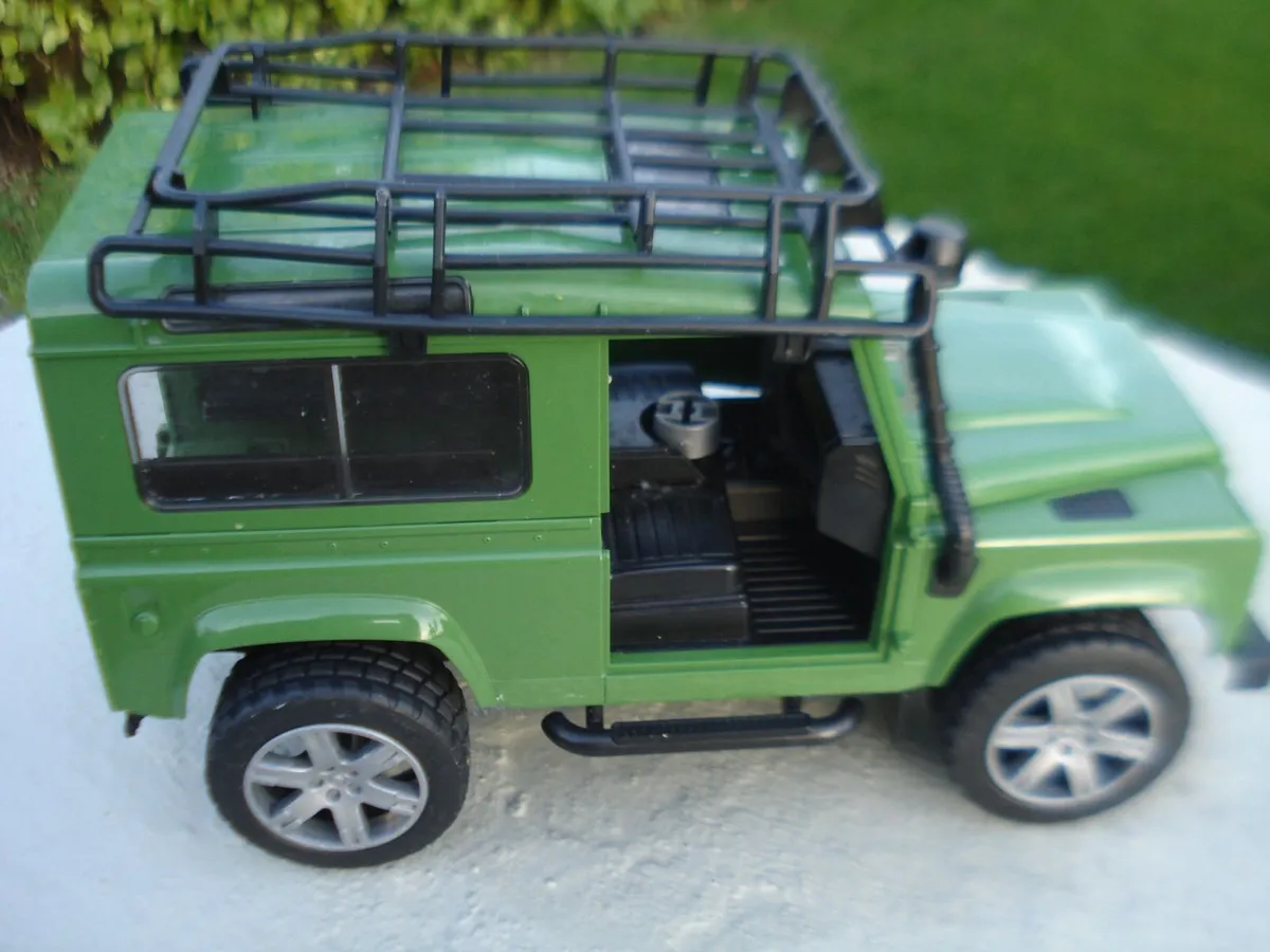 BRUDER LARGE LAND ROVER DEFENDER. 1/16 SCALE. - Image 3