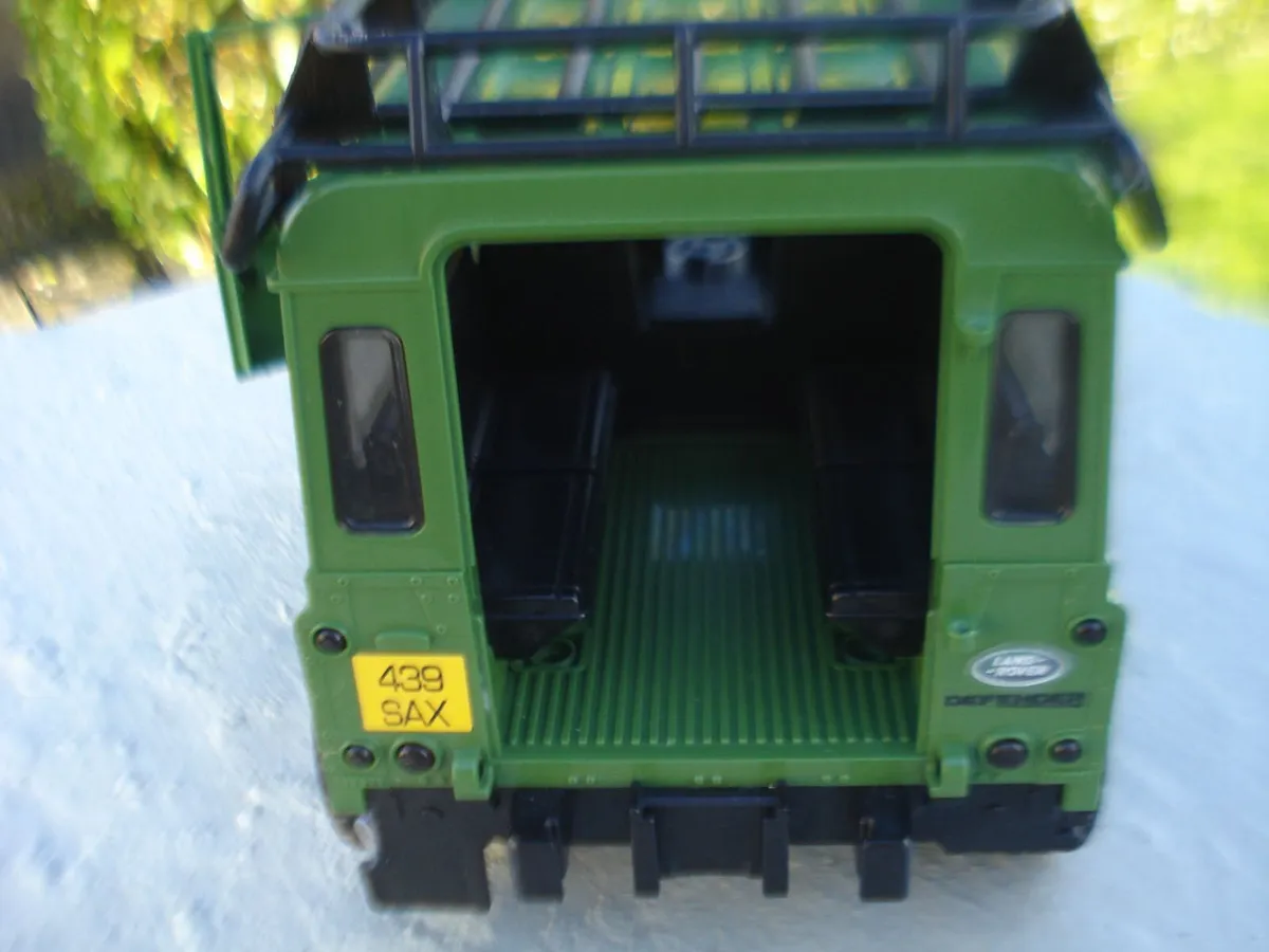 BRUDER LARGE LAND ROVER DEFENDER. 1/16 SCALE. - Image 4