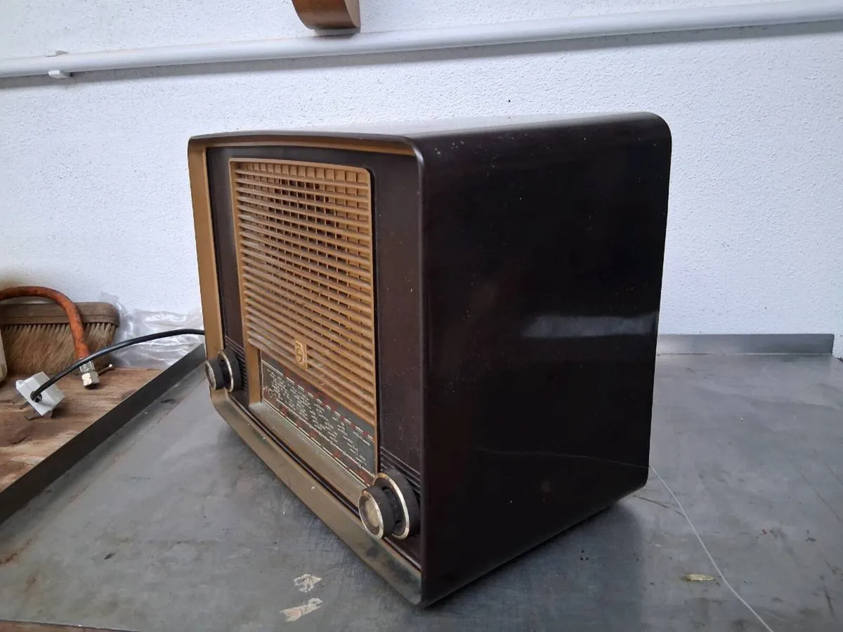 Vintage radio. - Image 2