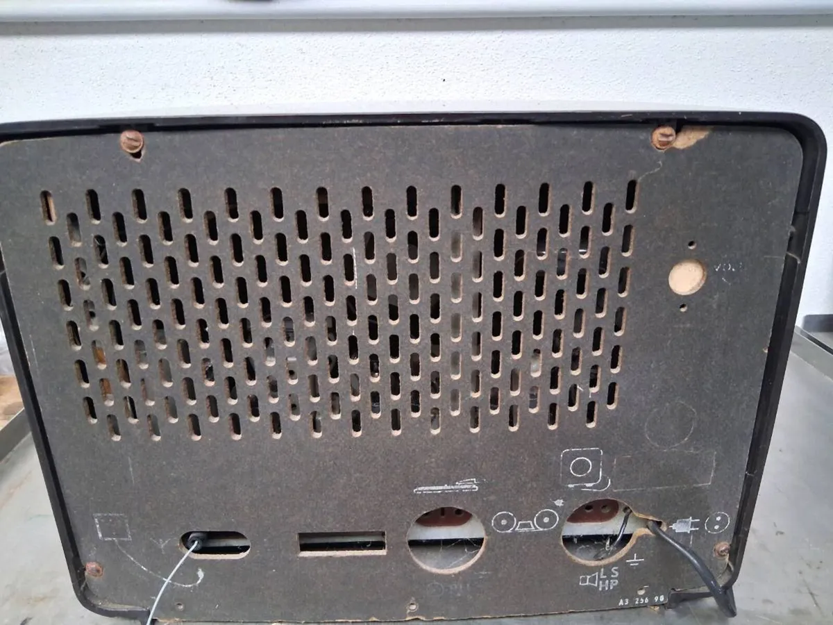 Vintage radio. - Image 3