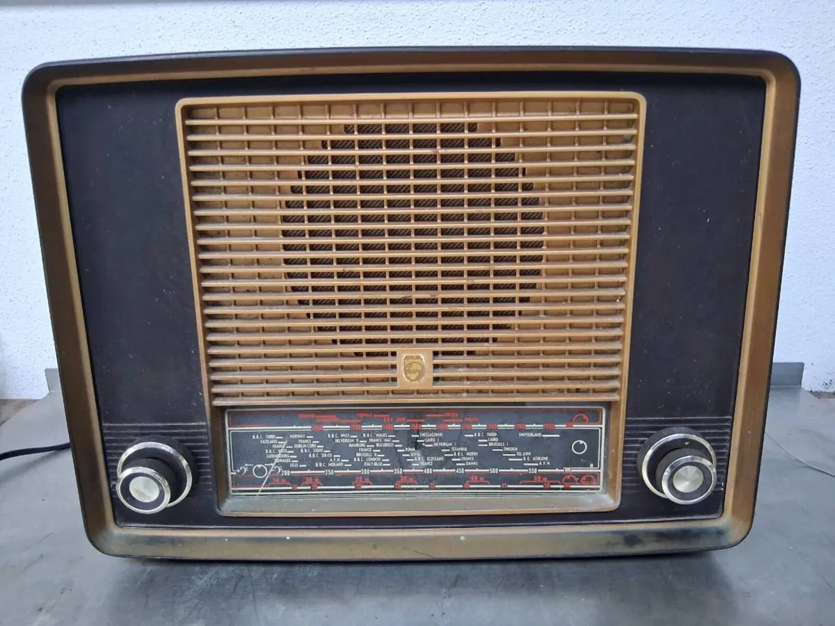 Vintage radio. - Image 4