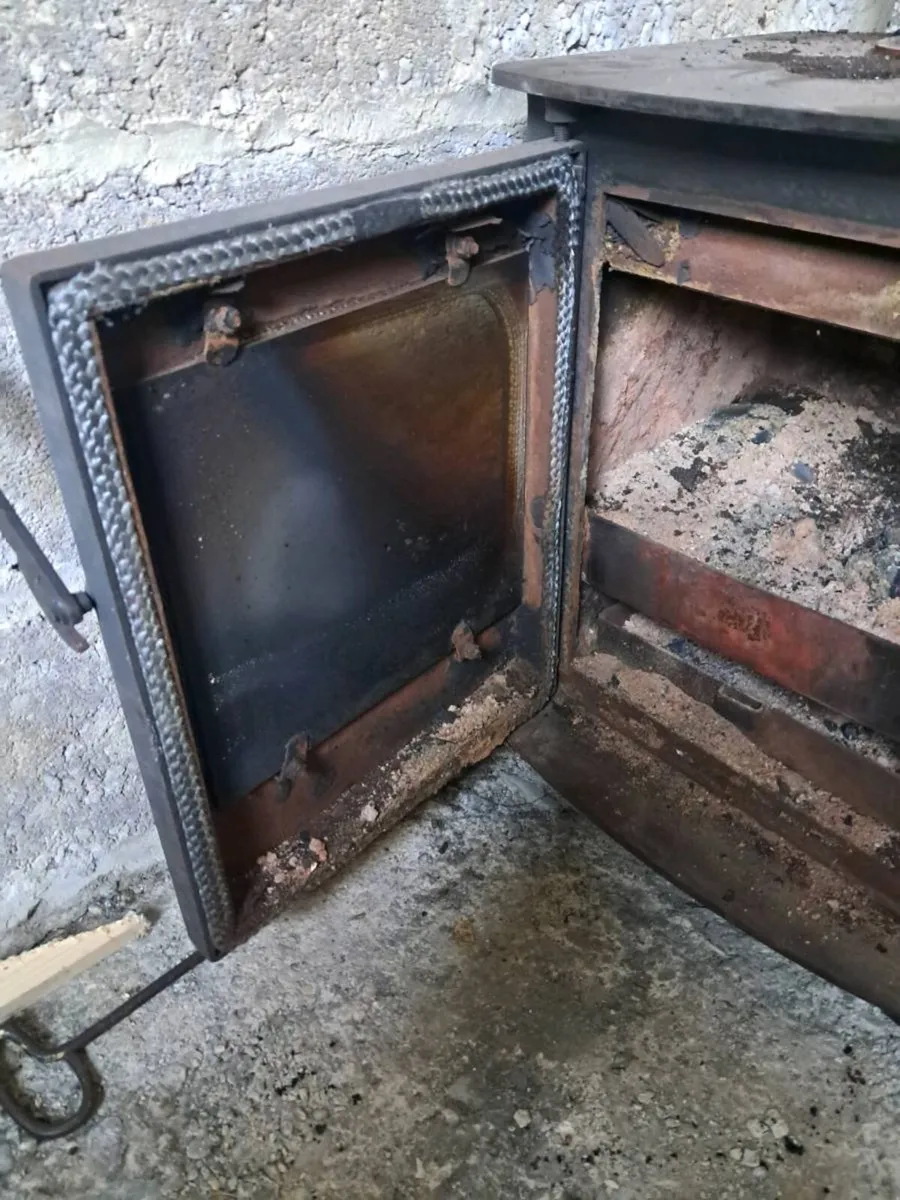 Solid fuel stove - Image 1